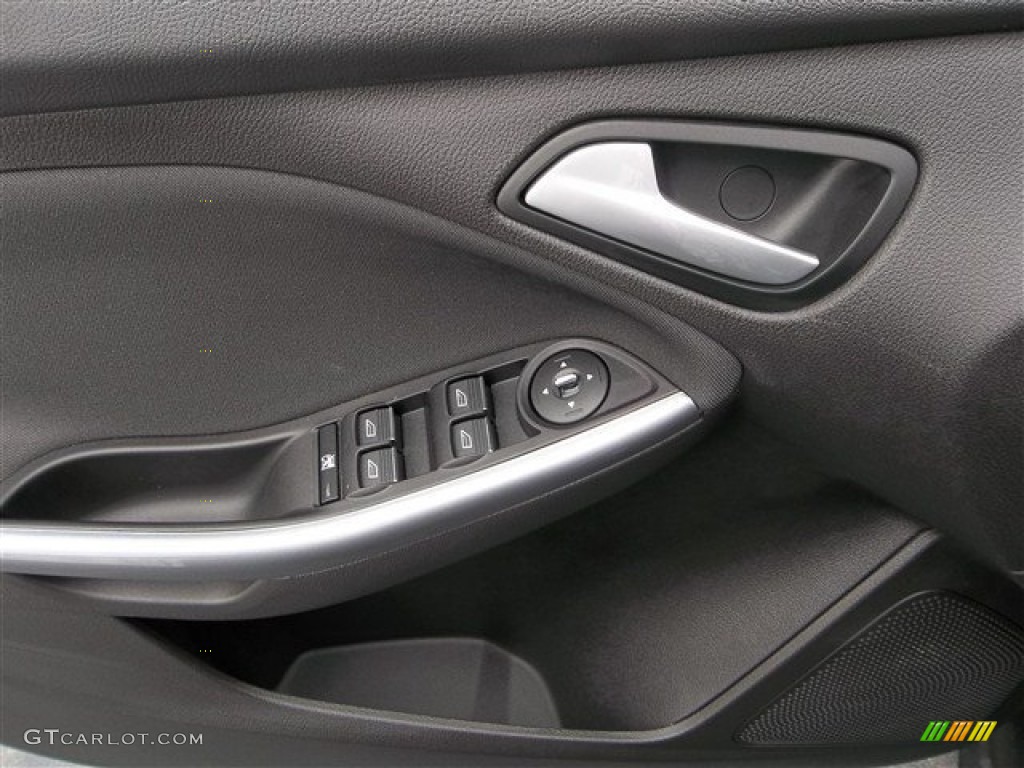 2013 Focus Titanium Hatchback - Tuxedo Black / Charcoal Black photo #21