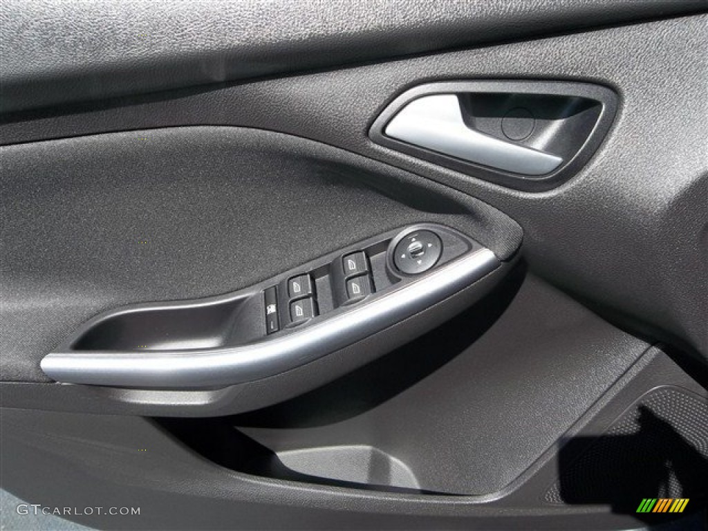 2013 Focus Titanium Hatchback - Tuxedo Black / Charcoal Black photo #44