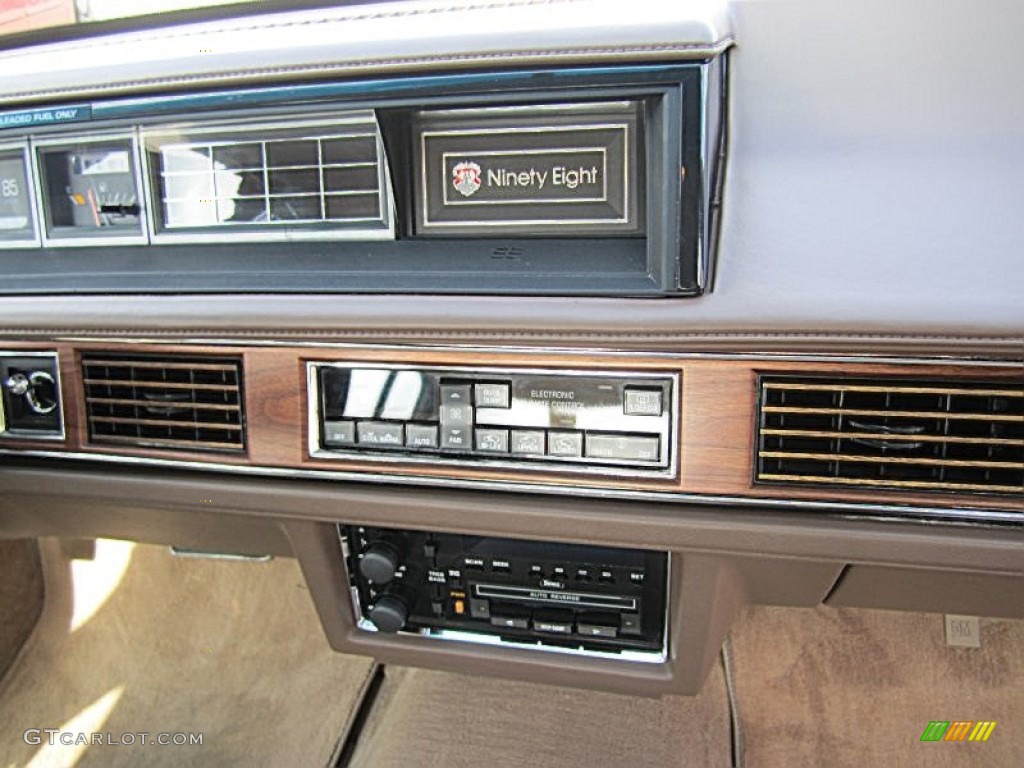 1990 Oldsmobile Ninety-Eight Regency Sedan Controls Photos