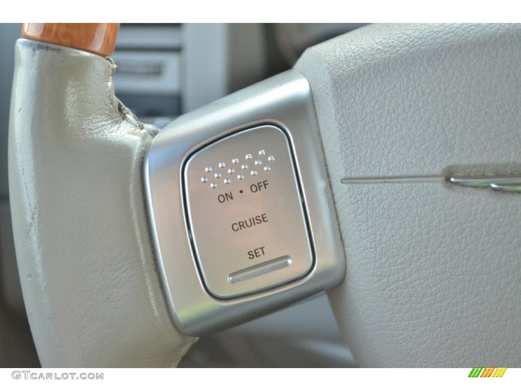 2009 Chrysler Aspen Limited Controls Photo #78652759
