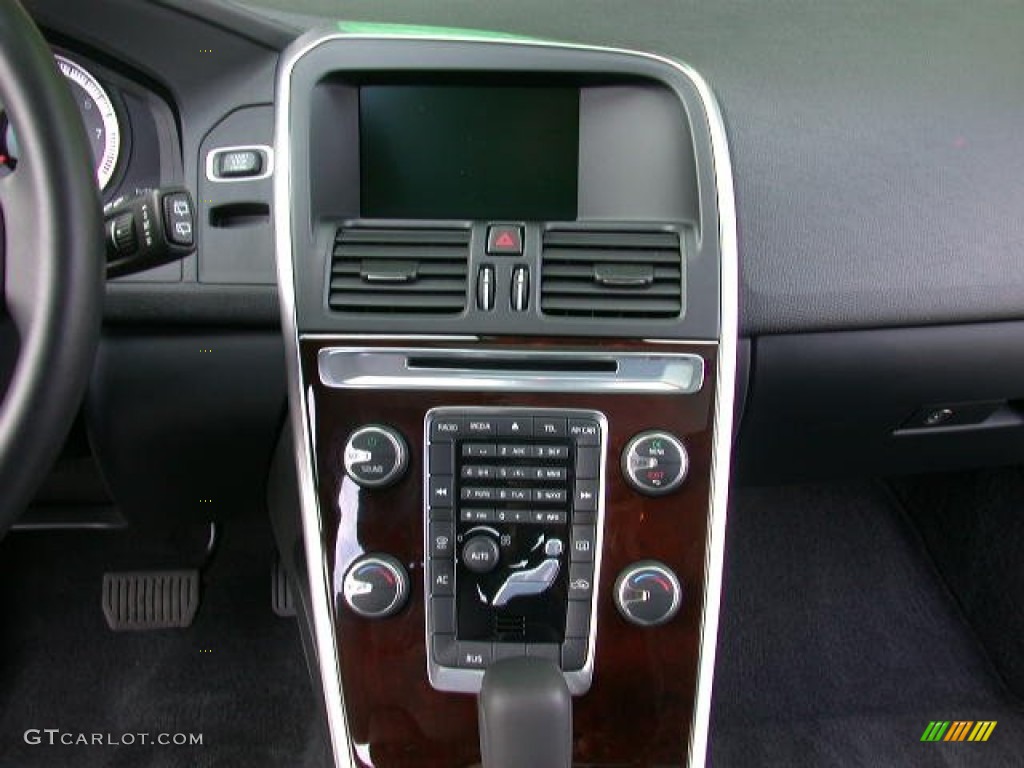 2012 Volvo XC60 3.2 AWD Controls Photos