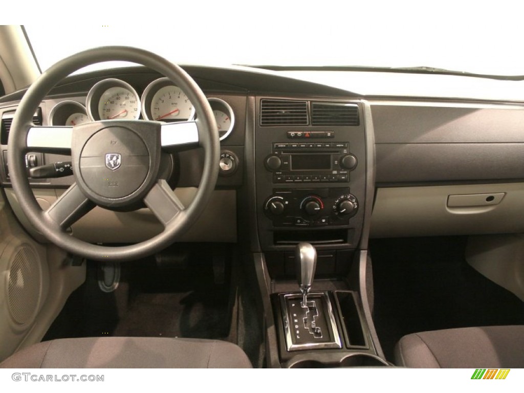 2005 Dodge Magnum SXT Dashboard Photos