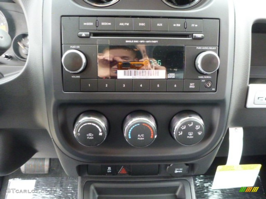 2014 Jeep Compass Sport 4x4 Controls Photo #78683341