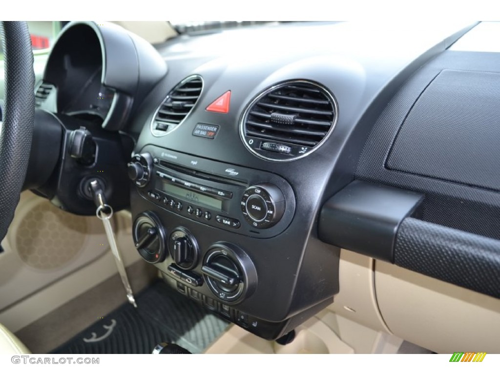 2007 Volkswagen New Beetle 2.5 Convertible Controls Photo #78690097