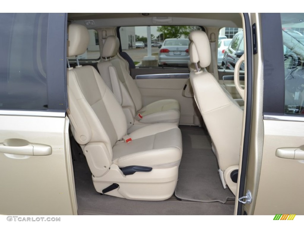 Ceylon Beige Interior 2010 Volkswagen Routan SE Photo #78691128