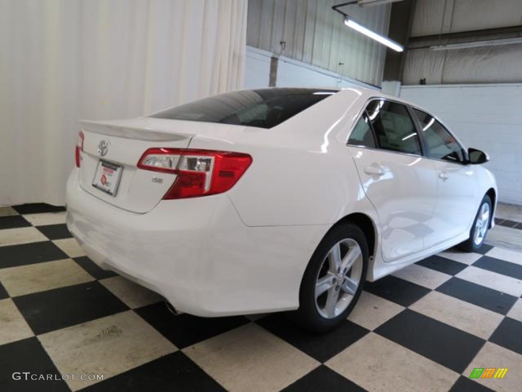 2013 Camry SE - Super White / Black photo #17