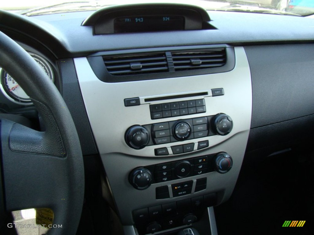 2009 Ford Focus SE Sedan Controls Photo #78702872