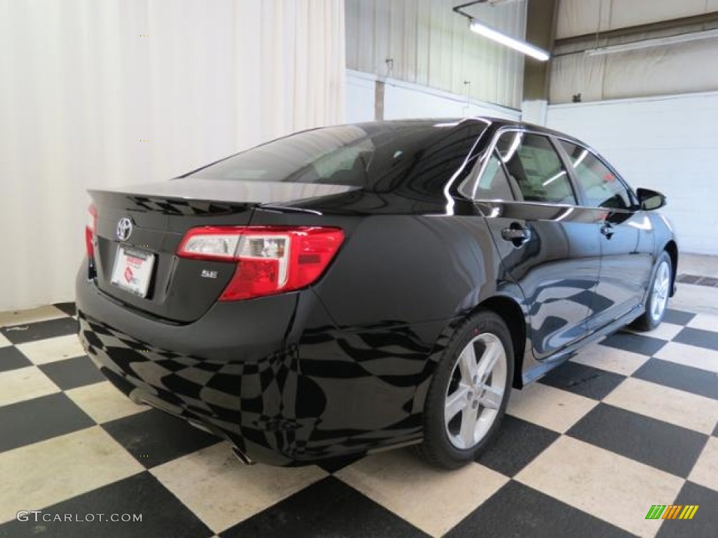 2013 Camry SE - Attitude Black Metallic / Black photo #17
