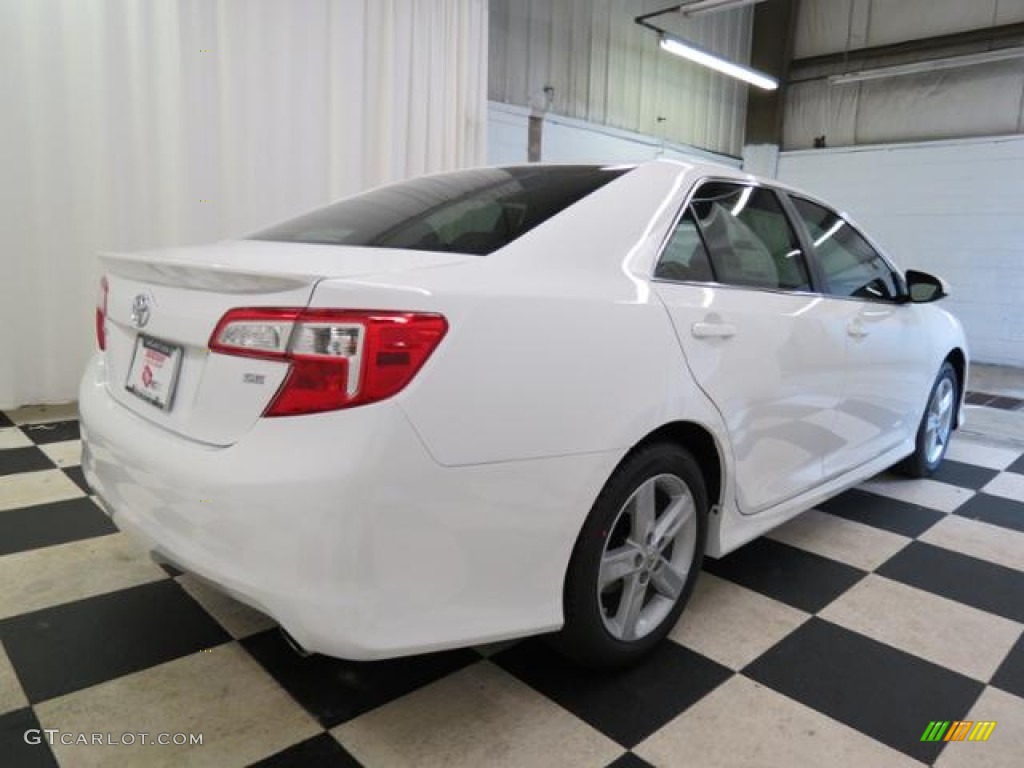 2013 Camry SE - Super White / Black photo #17