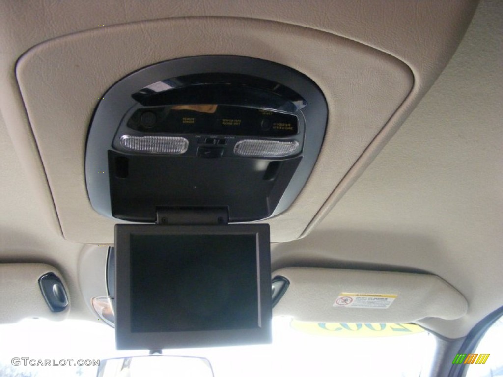 2003 Chrysler Town & Country EX Entertainment System Photo #78704774
