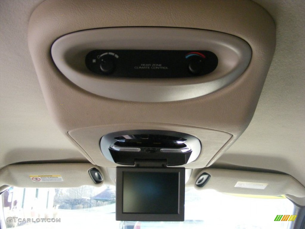 2003 Chrysler Town & Country EX Entertainment System Photos