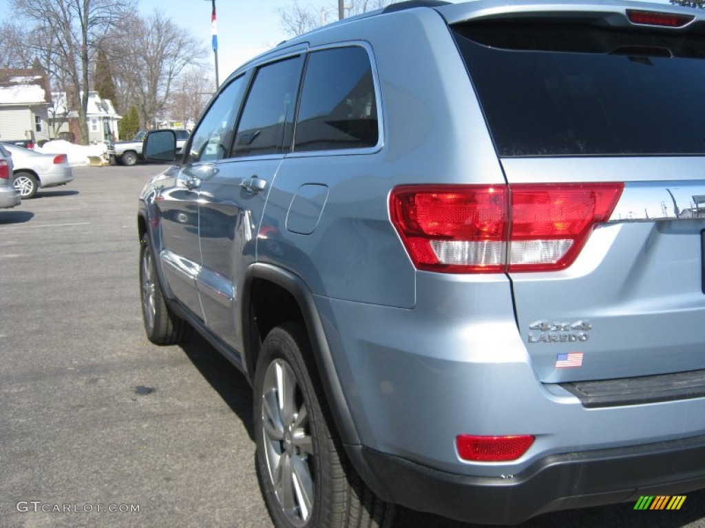 2013 Grand Cherokee Laredo 4x4 - Winter Chill Pearl / Black photo #8