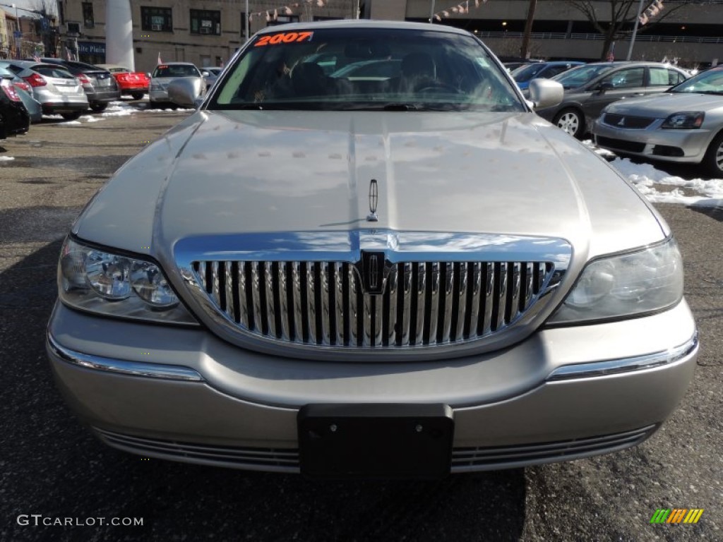 2007 Town Car Signature Limited - Satellite Silver Metallic / Medium Light Stone photo #3