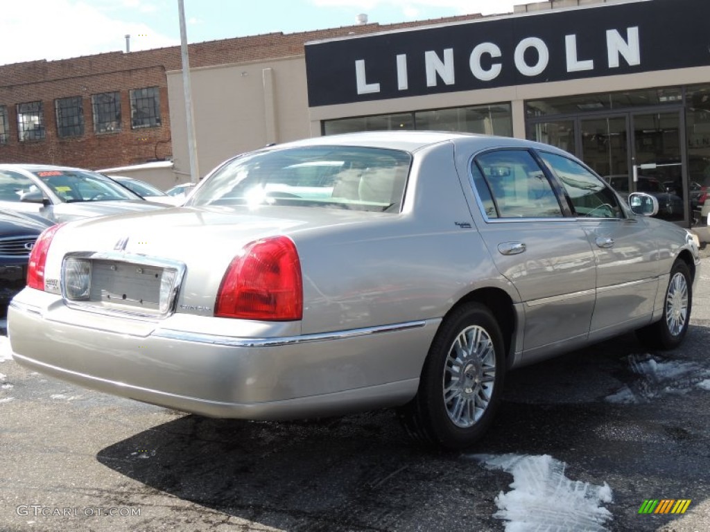 2007 Town Car Signature Limited - Satellite Silver Metallic / Medium Light Stone photo #6