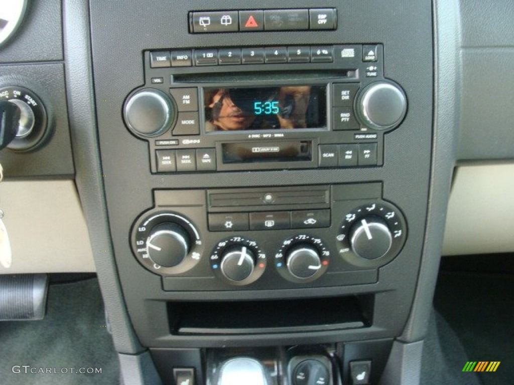 2005 Dodge Magnum R/T AWD Controls Photos