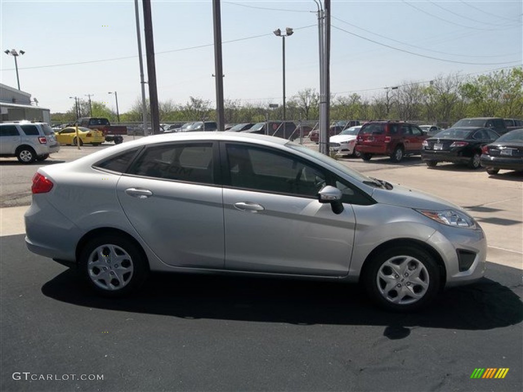 2013 Fiesta SE Sedan - Ingot Silver / Charcoal Black/Light Stone photo #9