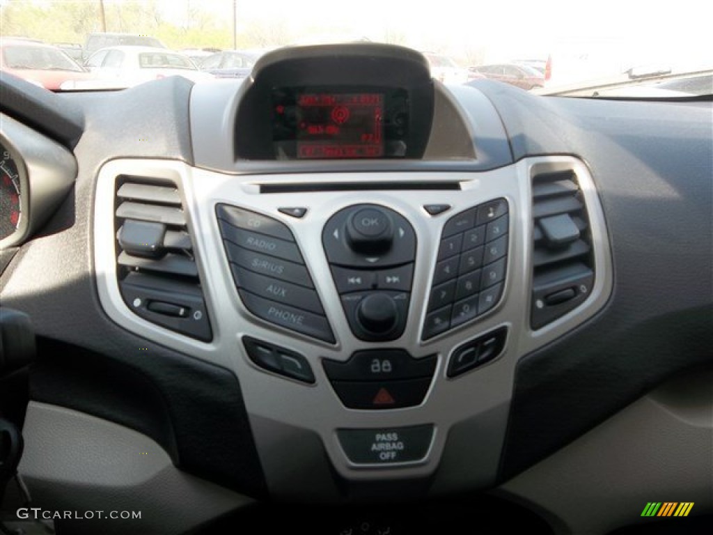 2013 Fiesta SE Sedan - Ingot Silver / Charcoal Black/Light Stone photo #21