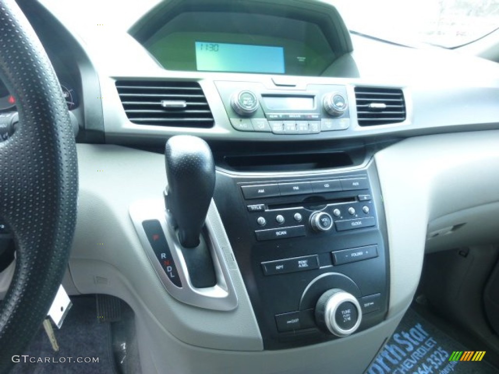 2011 Honda Odyssey LX Controls Photo #78743638