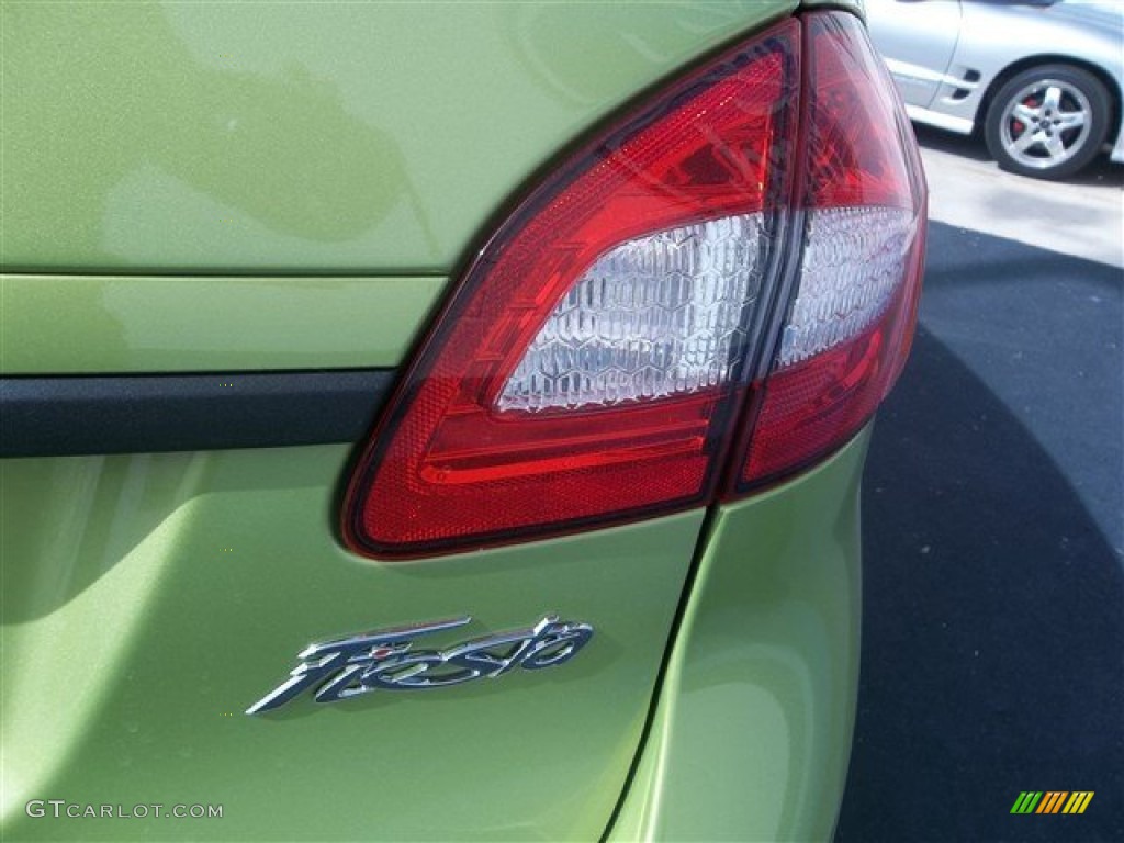 2013 Fiesta SE Sedan - Lime Squeeze / Charcoal Black photo #5