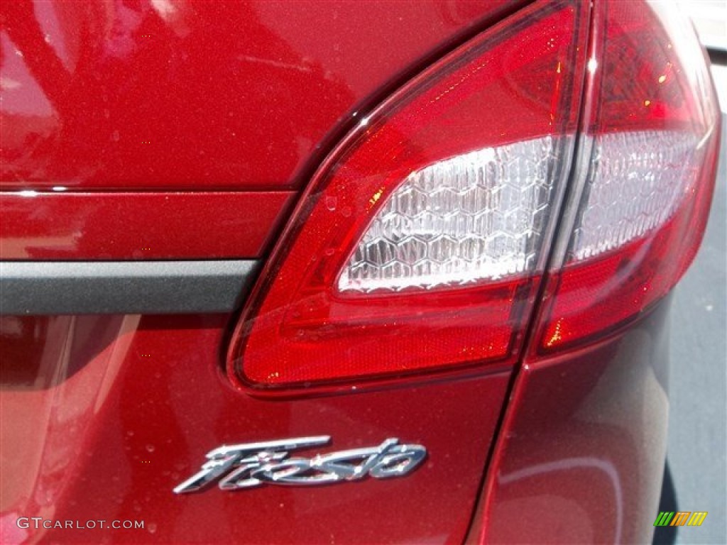 2013 Fiesta SE Sedan - Ruby Red / Charcoal Black photo #5