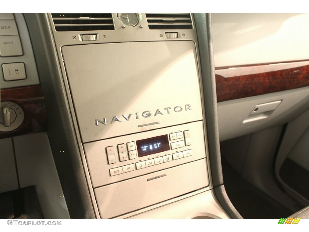 2004 Navigator Luxury 4x4 - Black Clearcoat / Dove Grey photo #10