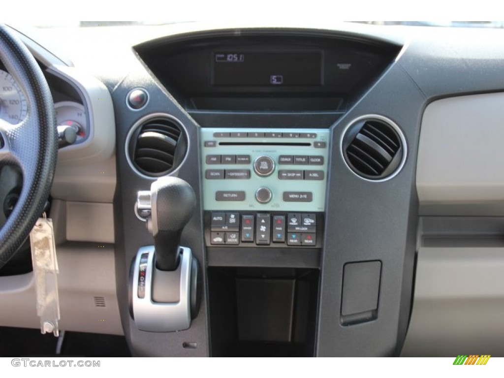 2011 Honda Pilot EX 4WD Controls Photos