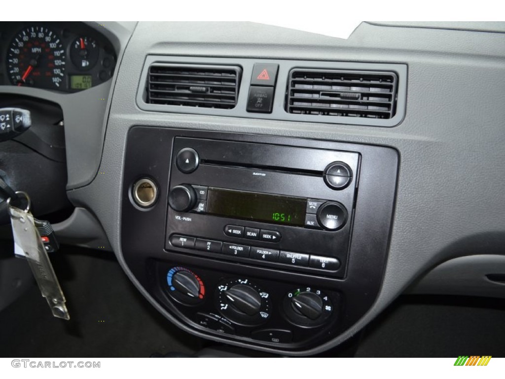 2005 Ford Focus ZX4 SE Sedan Controls Photos