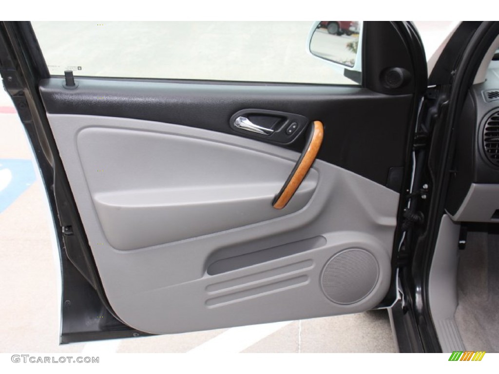 2006 Saturn VUE V6 Gray Door Panel Photo #78776240
