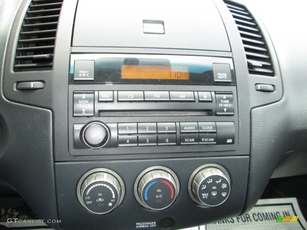 2006 Nissan Altima 3.5 SE Controls Photos