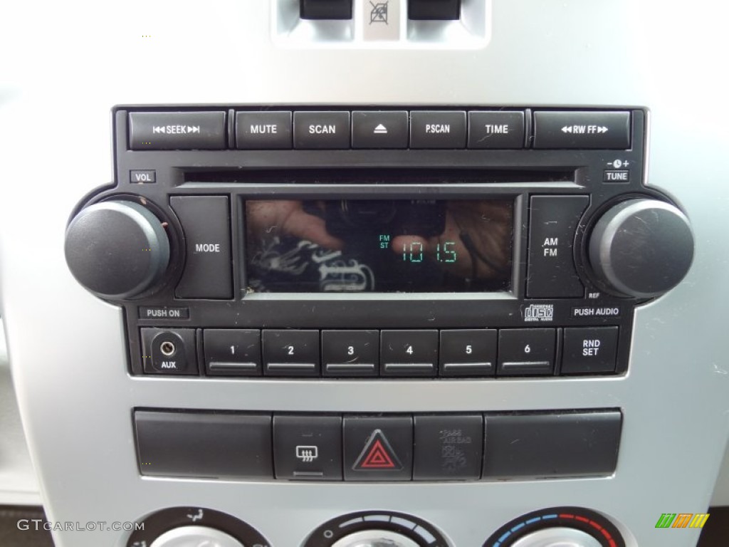 2006 Chrysler PT Cruiser Standard PT Cruiser Model Audio System Photo #78784534