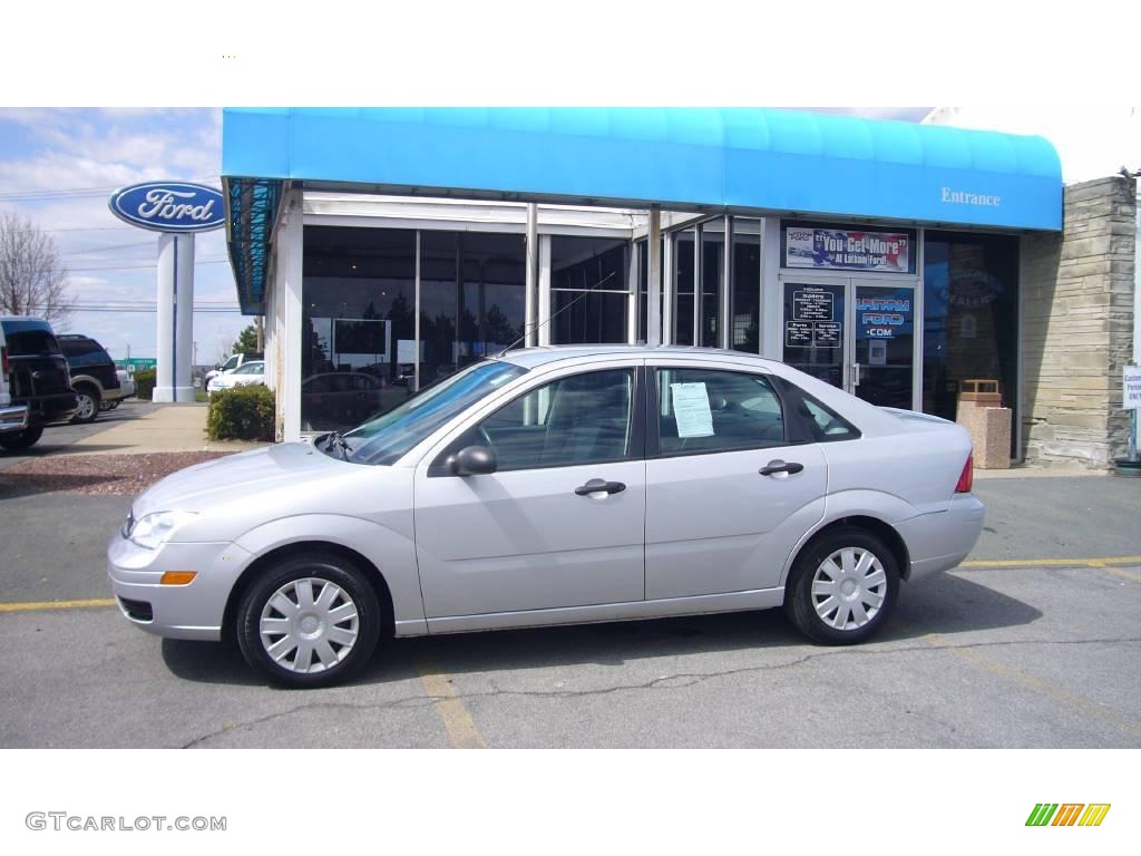 2005 Focus ZX4 S Sedan - CD Silver Metallic / Dark Flint/Light Flint photo #2