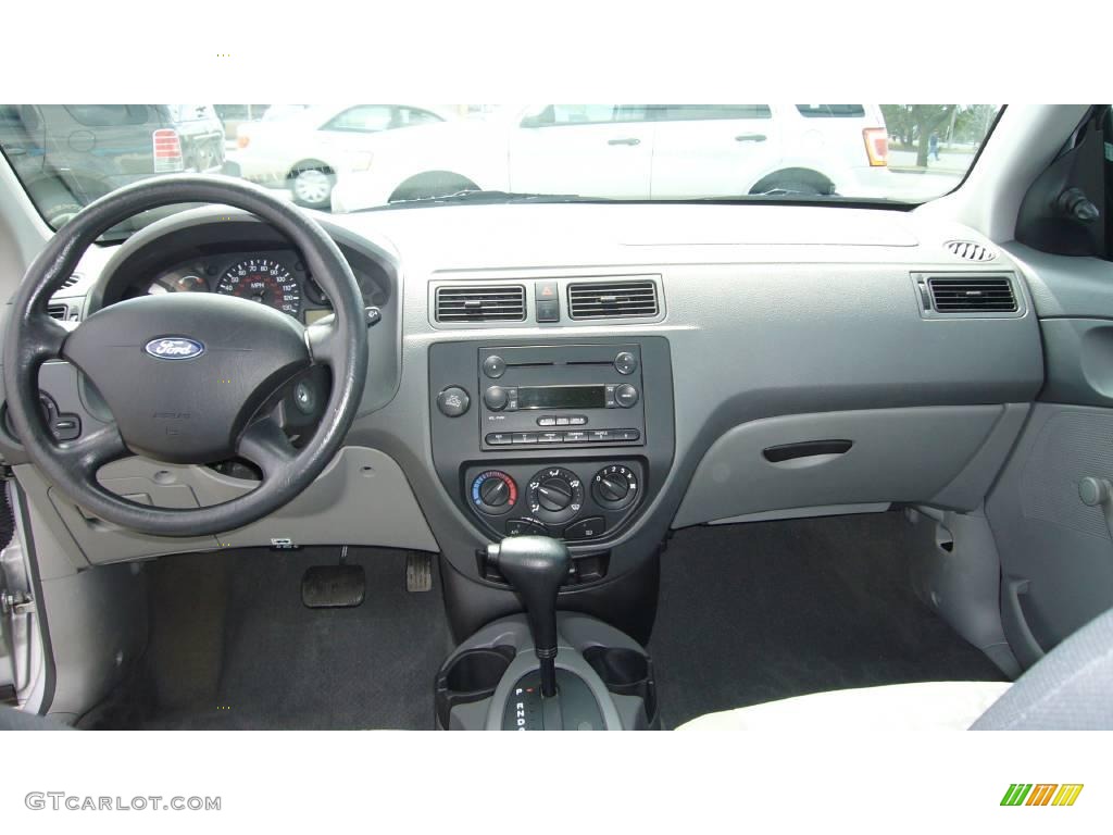 2005 Focus ZX4 S Sedan - CD Silver Metallic / Dark Flint/Light Flint photo #9