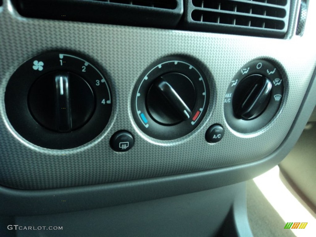 2004 Ford Explorer XLT 4x4 Controls Photos