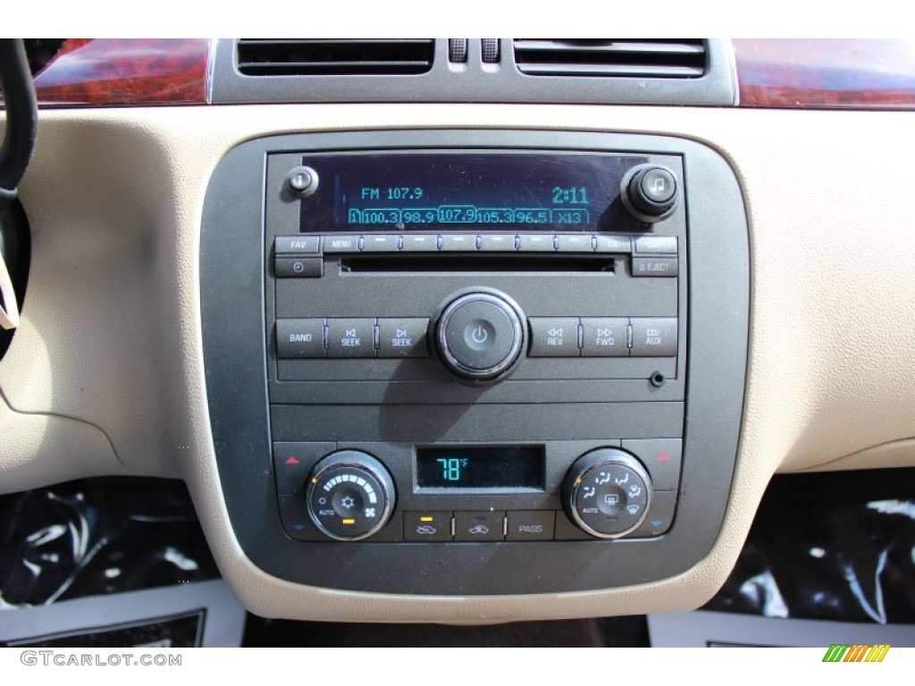 2007 Buick Lucerne CXL Controls Photo #78803042