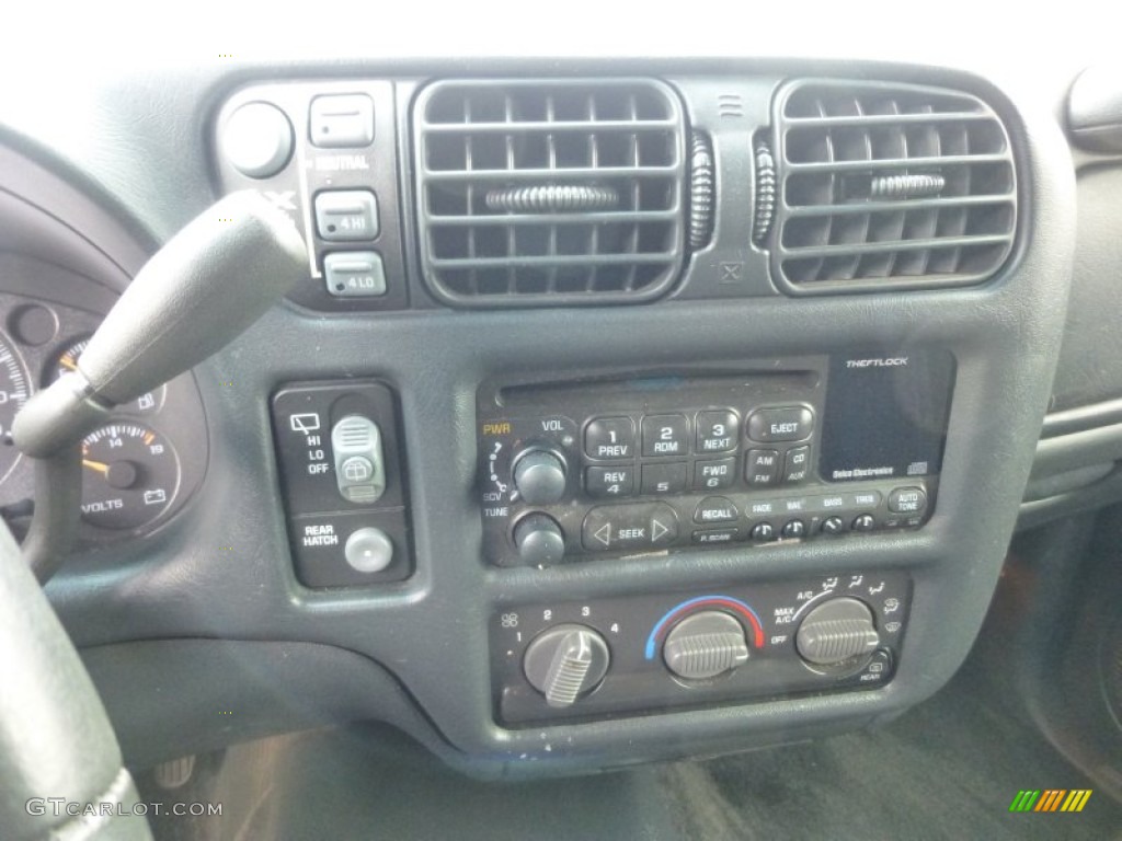 2001 Blazer LS 4x4 - Light Pewter Metallic / Graphite photo #13