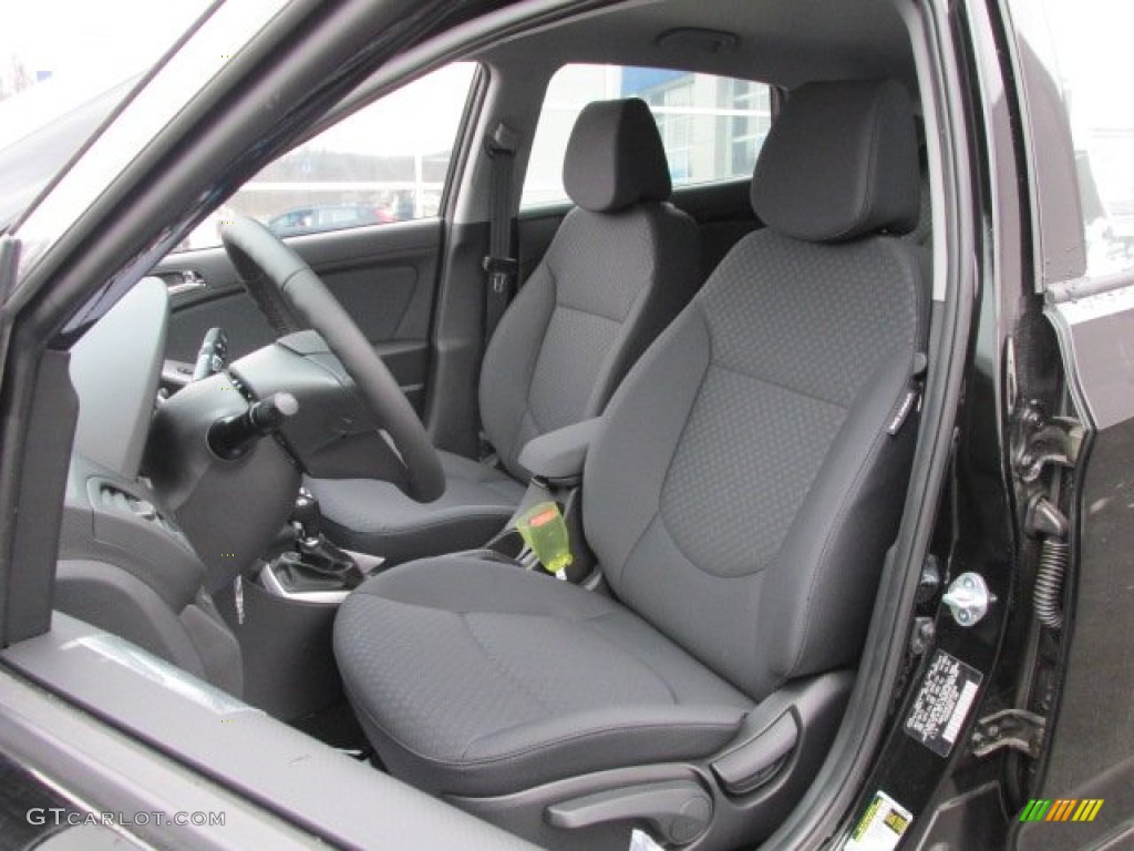 Gray Interior 2013 Hyundai Accent SE 5 Door Photo #78813880