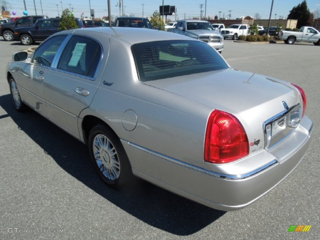 2010 Town Car Signature Limited - Silver Birch Metallic / Black photo #4