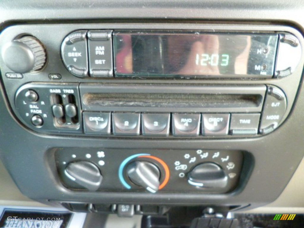 2004 Wrangler X 4x4 - Light Khaki Metallic / Khaki photo #19