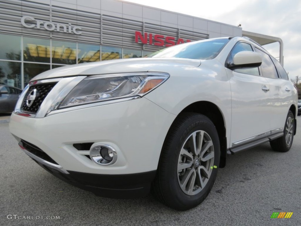 Moonlight White Nissan Pathfinder