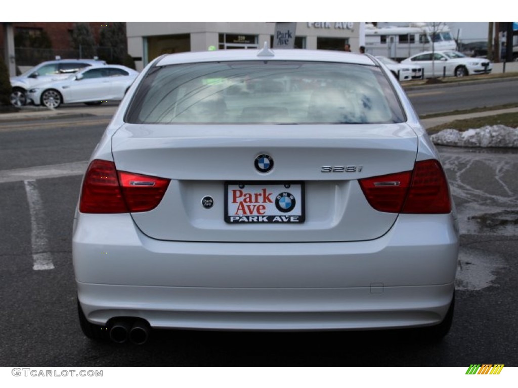 2010 3 Series 328i xDrive Sedan - Alpine White / Black photo #6