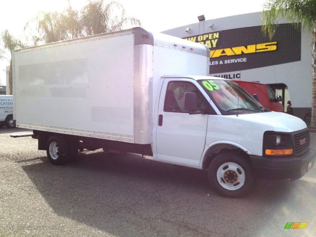 2005 Savana Cutaway 3500 Commercial Moving Truck - Summit White / Pewter photo #2