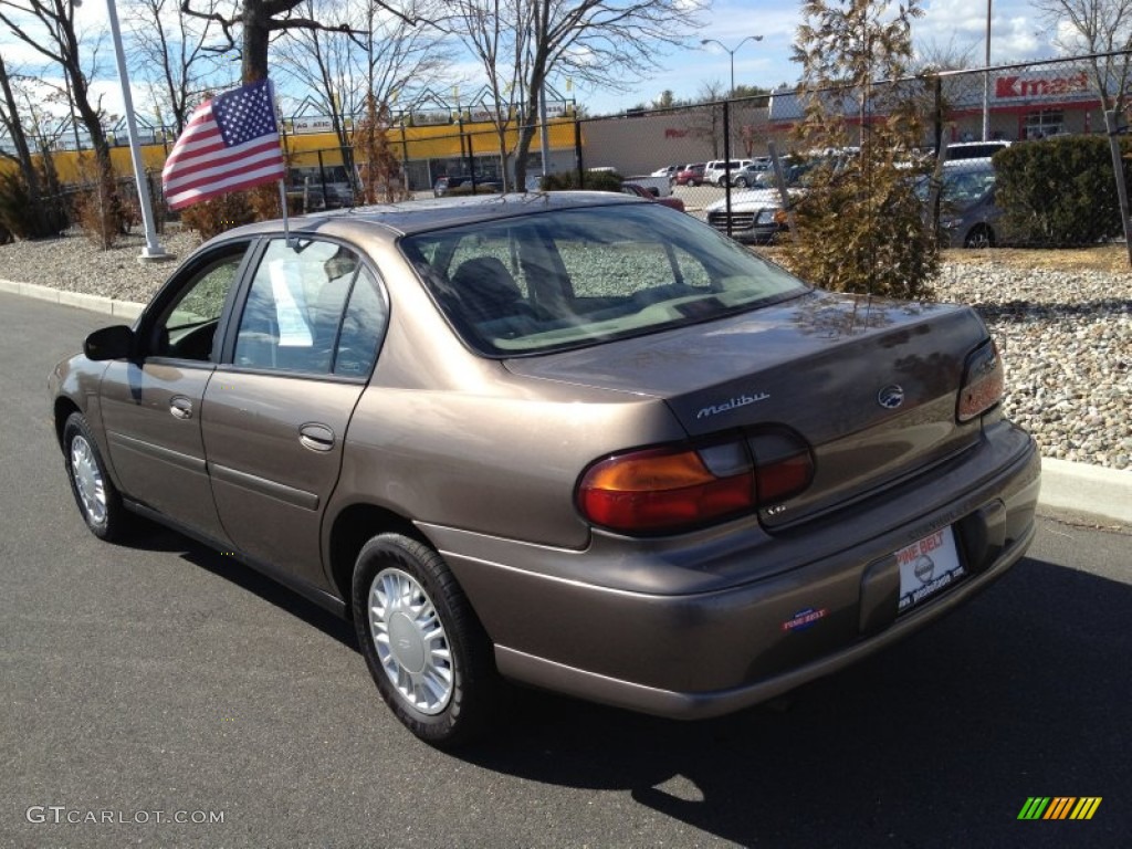 2002 Malibu Sedan - Medium Bronzemist Metallic / Gray photo #5