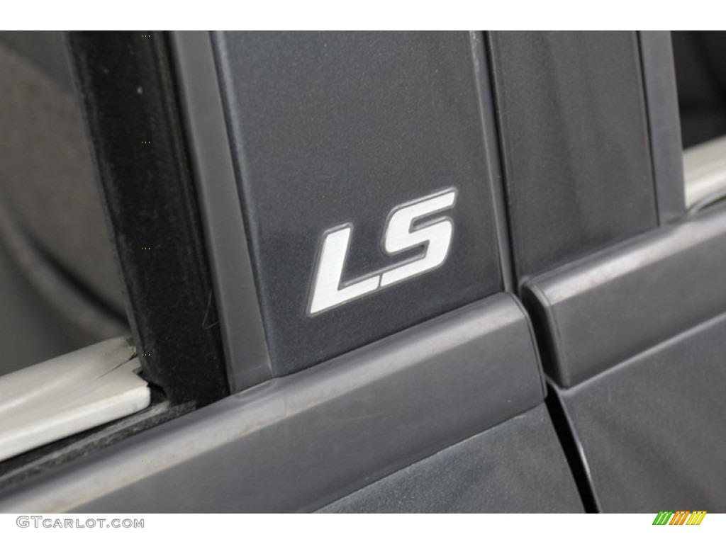 2003 Chevrolet TrailBlazer LS Marks and Logos Photos