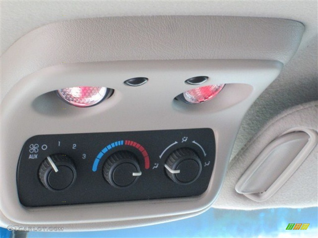 2003 Chevrolet Tahoe LS Controls Photo #78932154