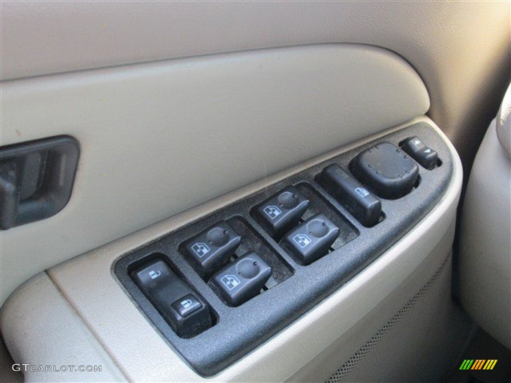 2003 Chevrolet Tahoe LS Controls Photos