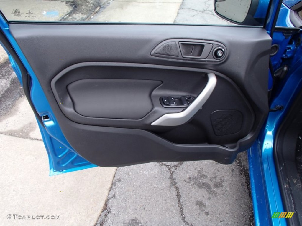 2013 Ford Fiesta SE Hatchback Charcoal Black/Blue Accent Door Panel Photo #78940989