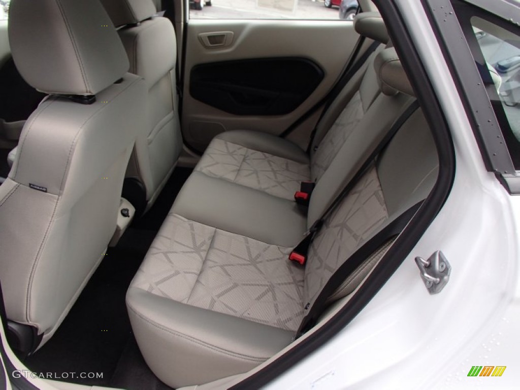 2013 Fiesta SE Sedan - Oxford White / Charcoal Black/Light Stone photo #13