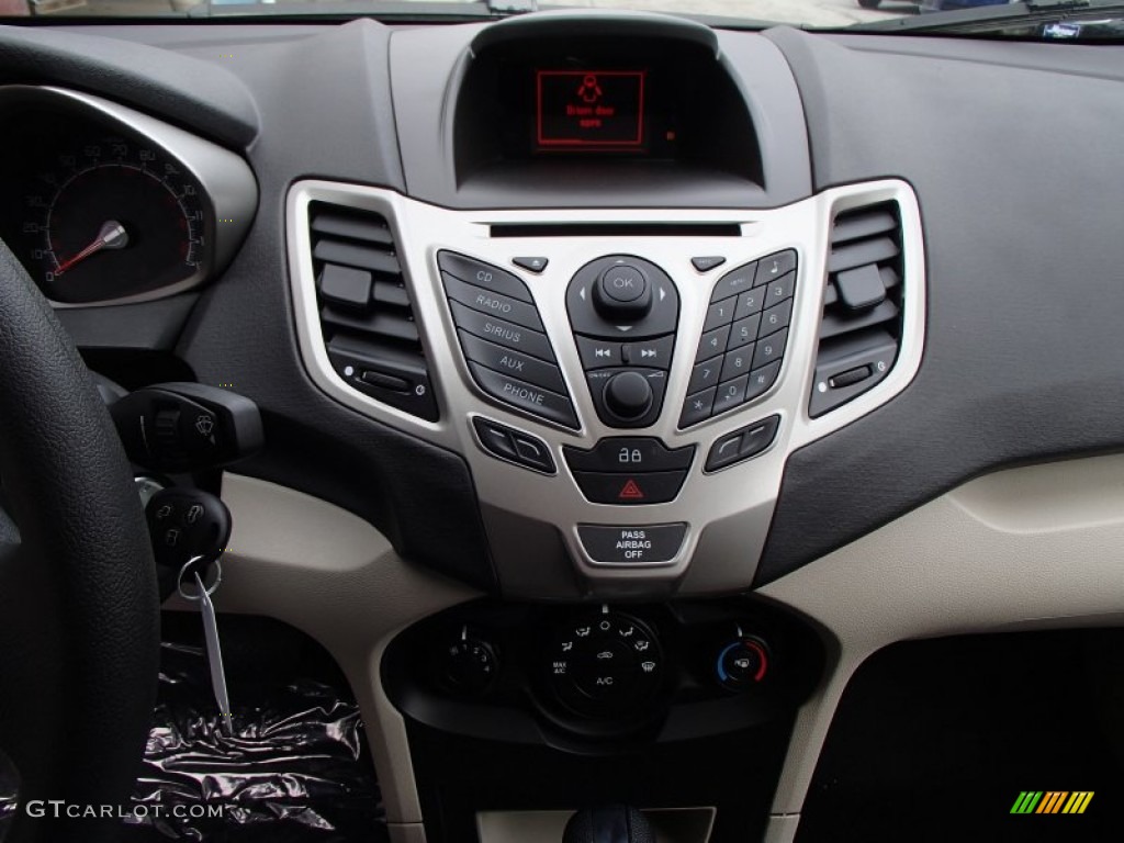 2013 Fiesta SE Sedan - Oxford White / Charcoal Black/Light Stone photo #16