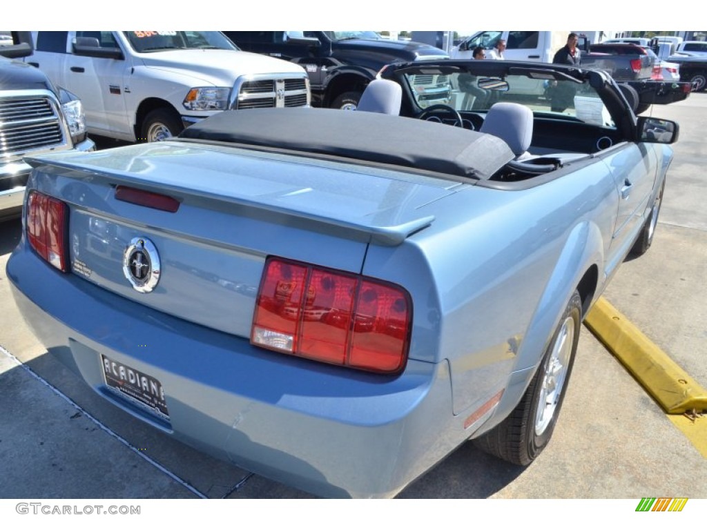 2007 Mustang V6 Deluxe Convertible - Windveil Blue Metallic / Dark Charcoal photo #20