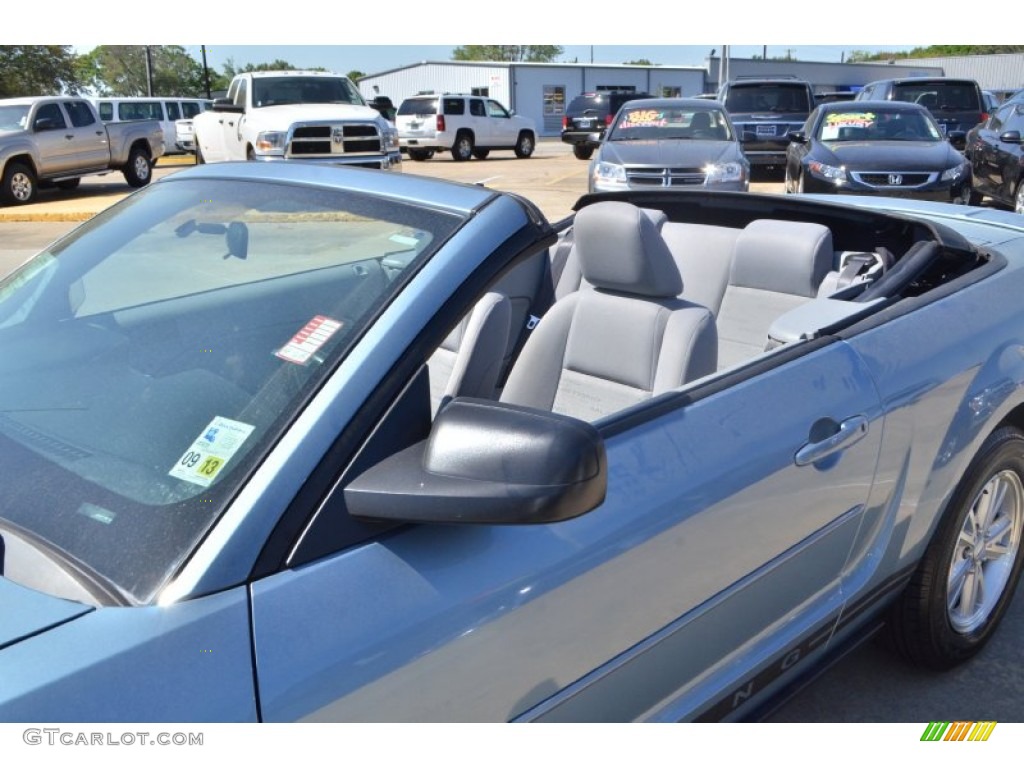 2007 Mustang V6 Deluxe Convertible - Windveil Blue Metallic / Dark Charcoal photo #23